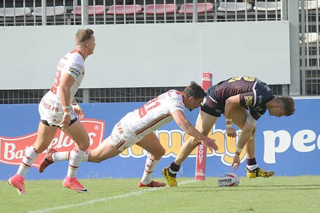 Ash Handley scores at Catalans Dragons.